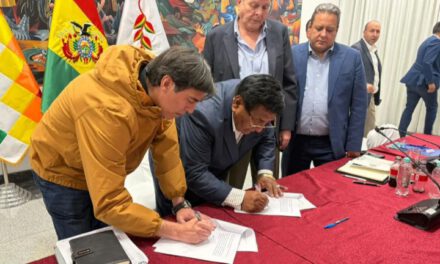 Choferes y Gobierno sellan acuerdo y levantan el paro