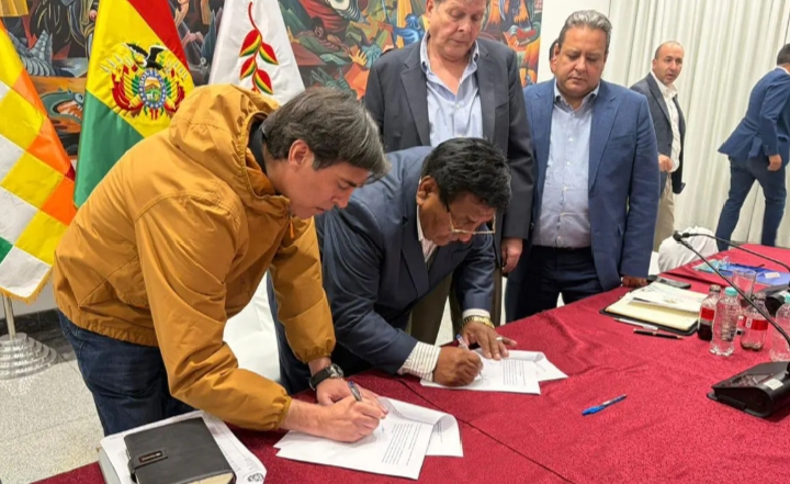 Choferes y Gobierno sellan acuerdo y levantan el paro