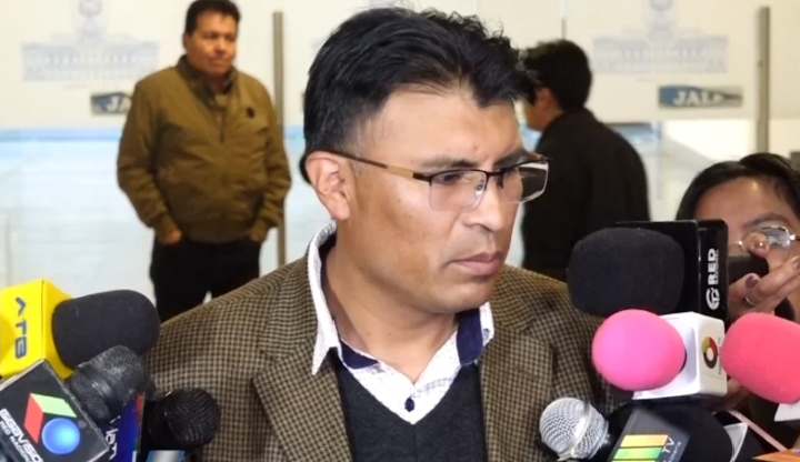 Choque en la Asamblea Legislativa Plurinacional: denuncias de “golpe” y polémica por sueldos enfrentan a legisladores