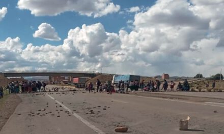 Bloqueos aíslan a La Paz y afectan rutas estratégicas en el inicio de semana