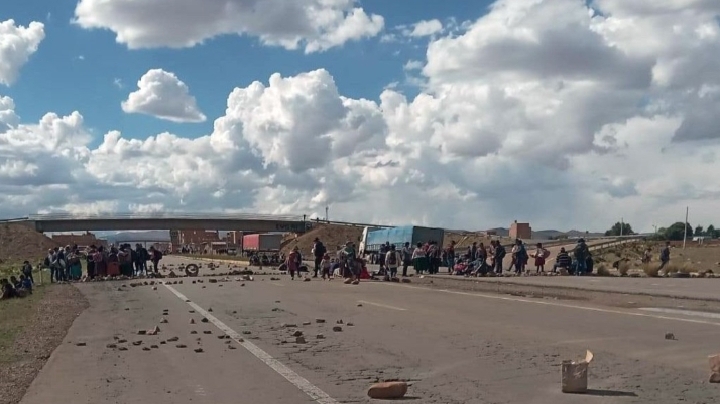 Bloqueos aíslan a La Paz y afectan rutas estratégicas en el inicio de semana