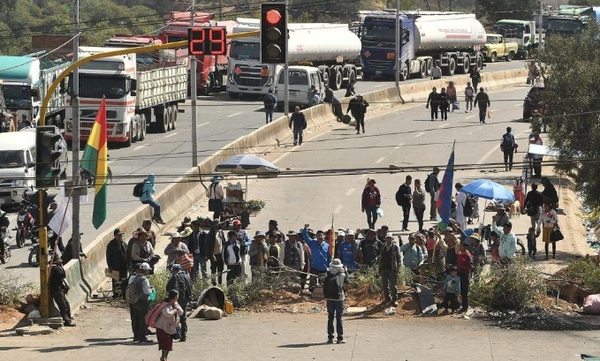 Bloqueos cercan a La Paz y el Gobierno advierte que no permitirá “romper el orden constitucional”