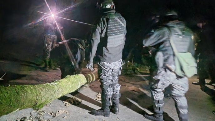 Policía desbloquea la ruta La Paz–Coroico en Yolosita y mantiene resguardo en puntos estratégicos