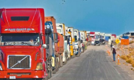 Transporte pesado denuncia más de 5.000 camiones varados por bloqueos en La Paz