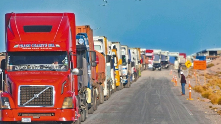 Transporte pesado denuncia más de 5.000 camiones varados por bloqueos en La Paz