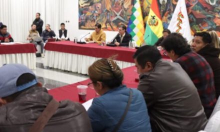 Rodrigo Paz se reúne con la COR de El Alto en medio de operativos de desbloqueo y tensión en las rutas