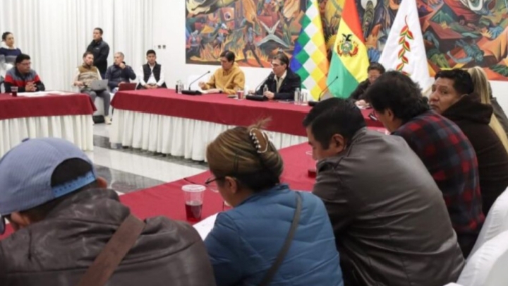 Rodrigo Paz se reúne con la COR de El Alto en medio de operativos de desbloqueo y tensión en las rutas