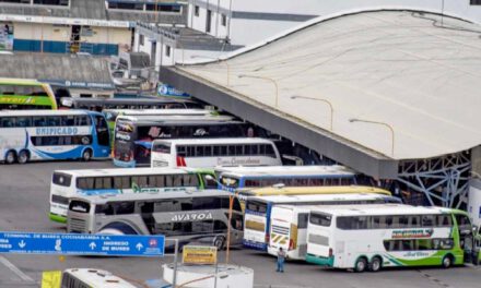 Cochabamba suspende salidas de buses a todos los destinos por bloqueos y amenazas en carreteras