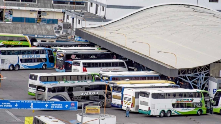 Cochabamba suspende salidas de buses a todos los destinos por bloqueos y amenazas en carreteras
