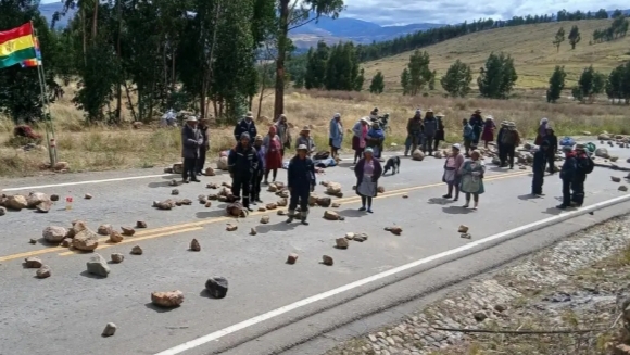 Bolivia entra en su tercera semana de conflicto con bloqueos en seis departamentos