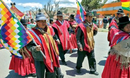 “Ponchos rojos” retoman bloqueo en la autopista y bajan a La Paz para exigir la renuncia de Paz