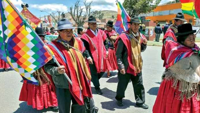 “Ponchos rojos” retoman bloqueo en la autopista y bajan a La Paz para exigir la renuncia de Paz