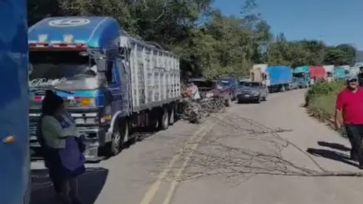 Bloqueos paralizan salidas desde la Bimodal y dejan rutas clave cerradas en Santa Cruz