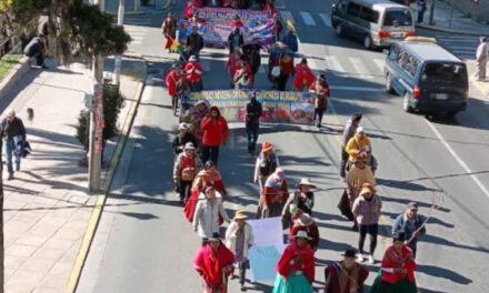 Campesinos marchan hacia el centro de La Paz y exigen la renuncia de Rodrigo Paz