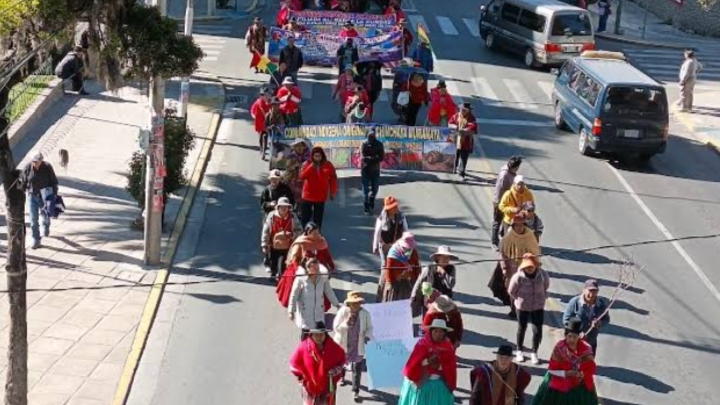 Campesinos marchan hacia el centro de La Paz y exigen la renuncia de Rodrigo Paz