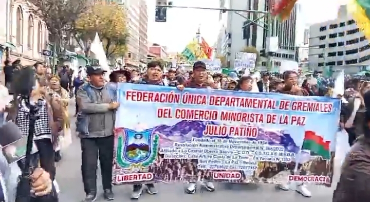 Gremiales protestan en La Paz contra los bloqueos y la falta de soluciones
