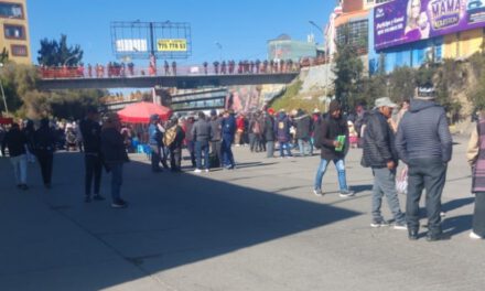 Choferes mantienen paro indefinido y La Paz vuelve a colapsar por la falta de transporte