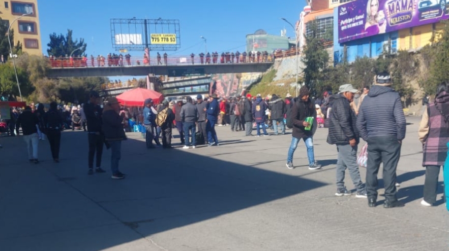 Choferes mantienen paro indefinido y La Paz vuelve a colapsar por la falta de transporte
