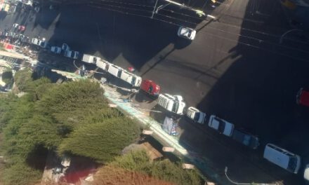 Choferes mantienen el tercer día de paro en La Paz por falta de combustible y resarcmiento a los daños