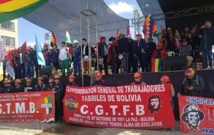 Gobierno ve intento desestabilizador tras pedido de renuncia y paro de la COB