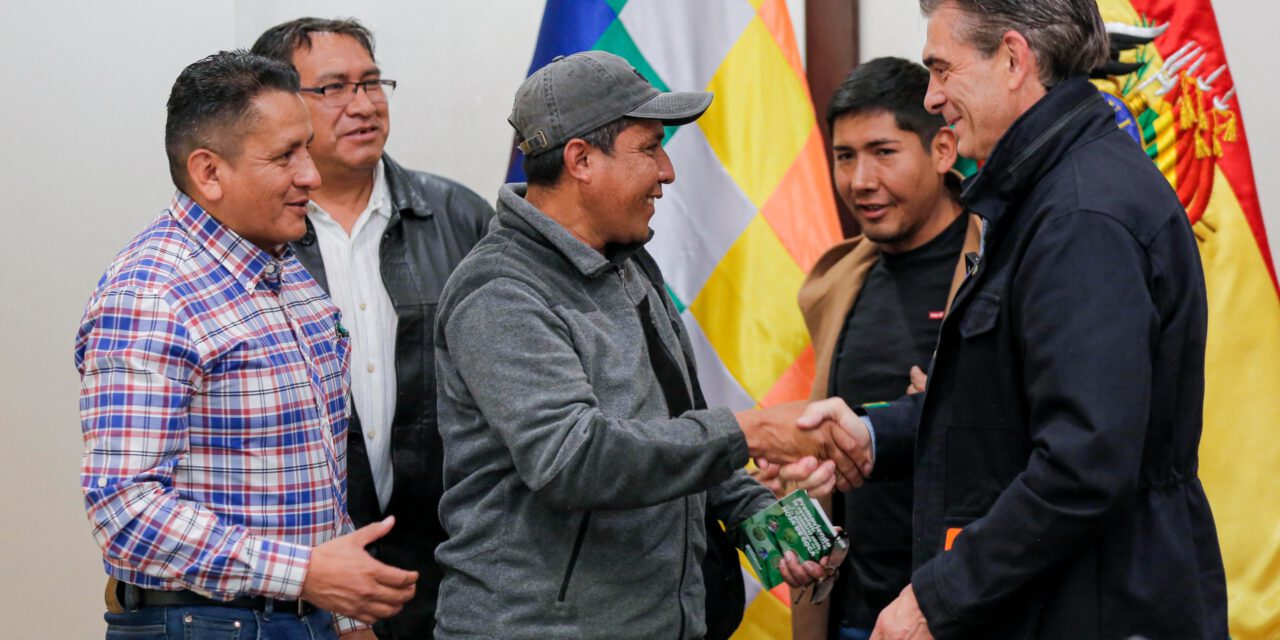 Gobierno y Adepcoca sellan acuerdos tras reunión con Rodrigo Paz en medio de la conflictividad