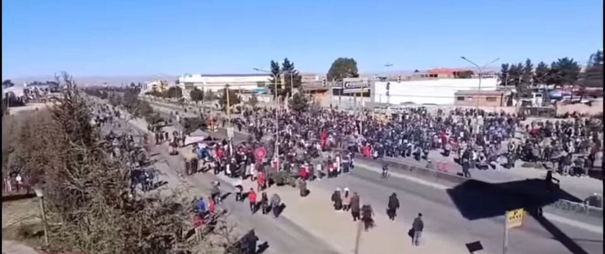 Sectores de El Alto retoman marchas hacia La Paz y exigen la renuncia de Rodrigo Paz