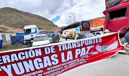 Bloqueo en los Yungas persiste pese a diálogo: Gobierno habla de avances, transportistas lo niegan