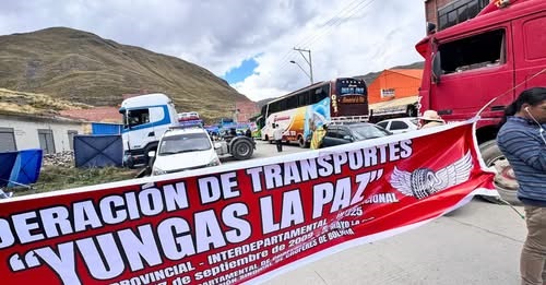 Bloqueo en los Yungas persiste pese a diálogo: Gobierno habla de avances, transportistas lo niegan