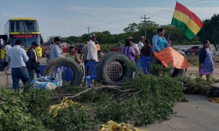 Policías y militares mantienen resguardo en la ruta al occidente de Cochabamba