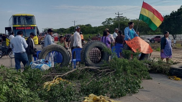 Policías y militares mantienen resguardo en la ruta al occidente de Cochabamba