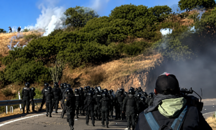 Policías y bloqueadores se enfrentan en Parotani durante operativo de desbloqueo