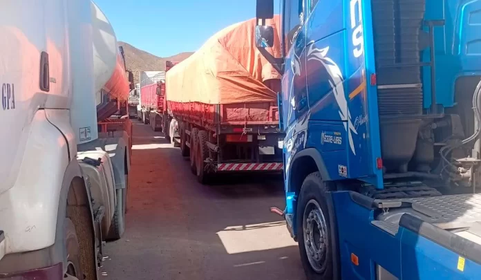 Transportistas “secuestrados” por bloqueadores y abandonados