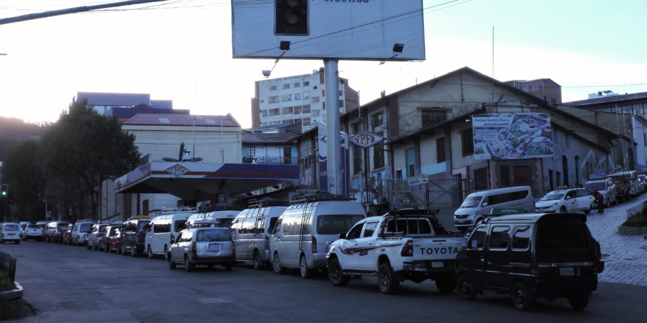 Choferes bloquean la avenida Montes tras pasar hasta tres días en filas por gasolina