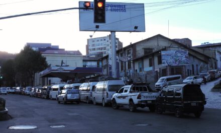 Choferes bloquean la avenida Montes tras pasar hasta tres días en filas por gasolina