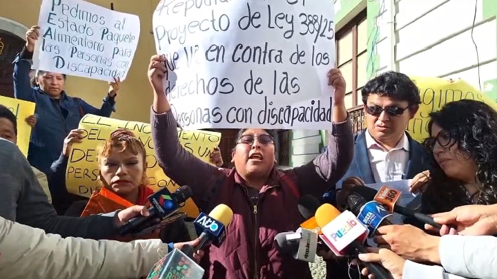 Personas con discapacidad protestan por el alza de alimentos y plantean incremento de su bono