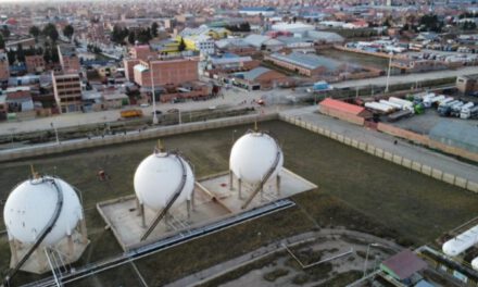 Movilizados cercan la planta de YPFB en Senkata y bloquean una vía clave en El Alto