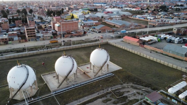 Movilizados cercan la planta de YPFB en Senkata y bloquean una vía clave en El Alto