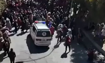 Ambulancia retrocede tras incidentes en punto de bloqueo de la autopista La Paz-El Alto
