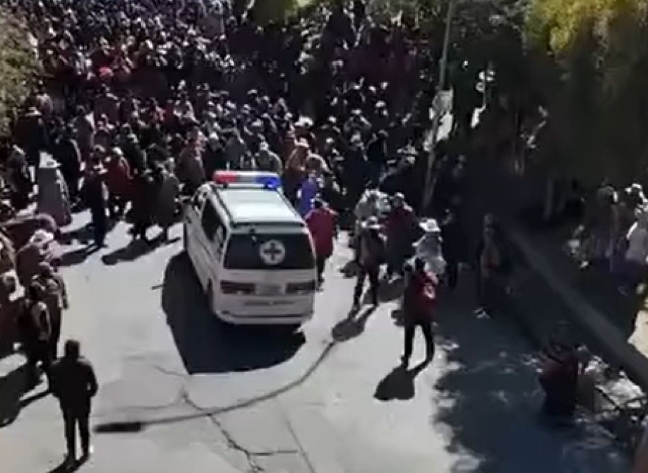 Ambulancia retrocede tras incidentes en punto de bloqueo de la autopista La Paz-El Alto