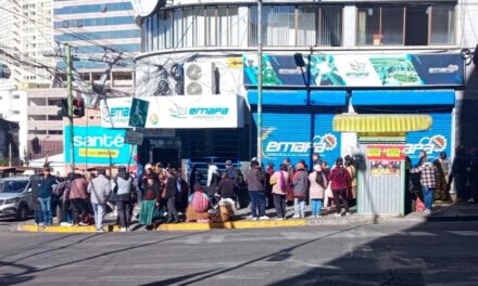 Largas filas se registran para comprar pollo comercializado por Emapa a Bs 35 el kilo
