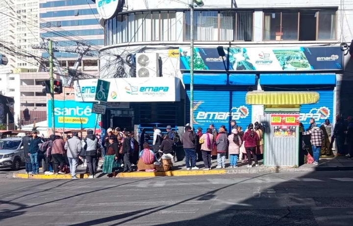 Largas filas se registran para comprar pollo comercializado por Emapa a Bs 35 el kilo