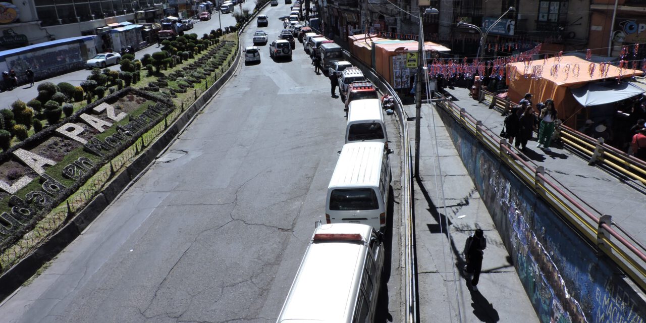 Persisten las largas filas por combustible en La Paz mientras conductores denuncian esperas de varios días