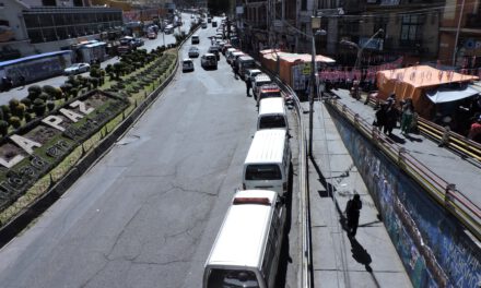 Persisten las largas filas por combustible en La Paz mientras conductores denuncian esperas de varios días