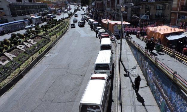 Persisten las largas filas por combustible en La Paz mientras conductores denuncian esperas de varios días