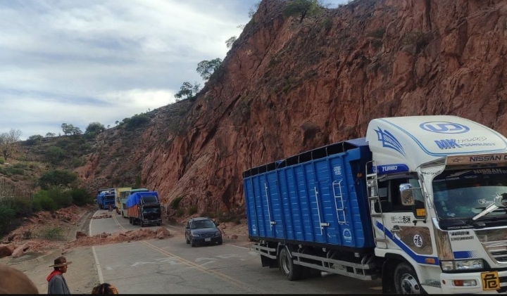 Permiten el paso de 65 camiones con alimentos en el punto de bloqueo de Surima Sucre