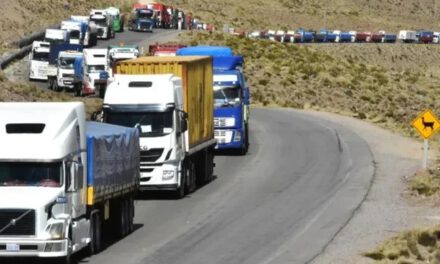 Miles de transportistas claman ayuda tras estar más de 40 días varados por bloqueos y denuncian condiciones inhumanas en las carreteras