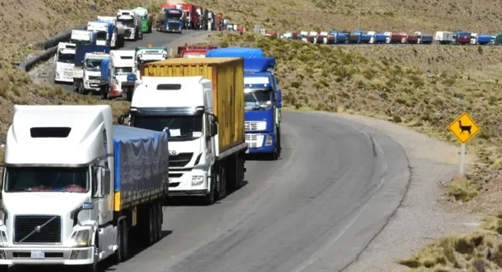 Miles de transportistas claman ayuda tras estar más de 40 días varados por bloqueos y denuncian condiciones inhumanas en las carreteras