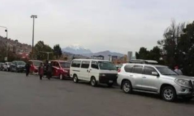 Persisten filas por combustible pese a mejora en el abastecimiento en La Paz y El Alto