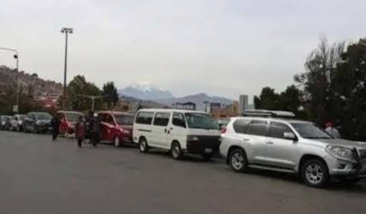 Persisten filas por combustible pese a mejora en el abastecimiento en La Paz y El Alto