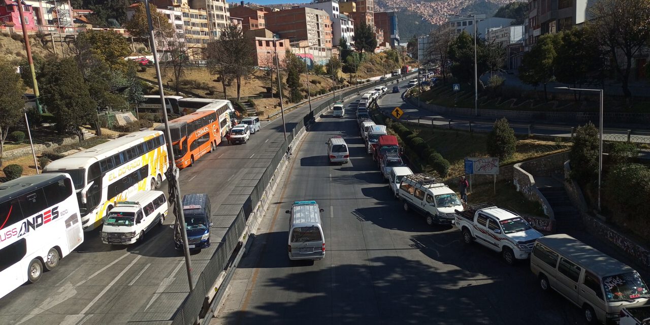 Vence el plazo de YPFB, pero continúan las filas por combustible en el eje central del país